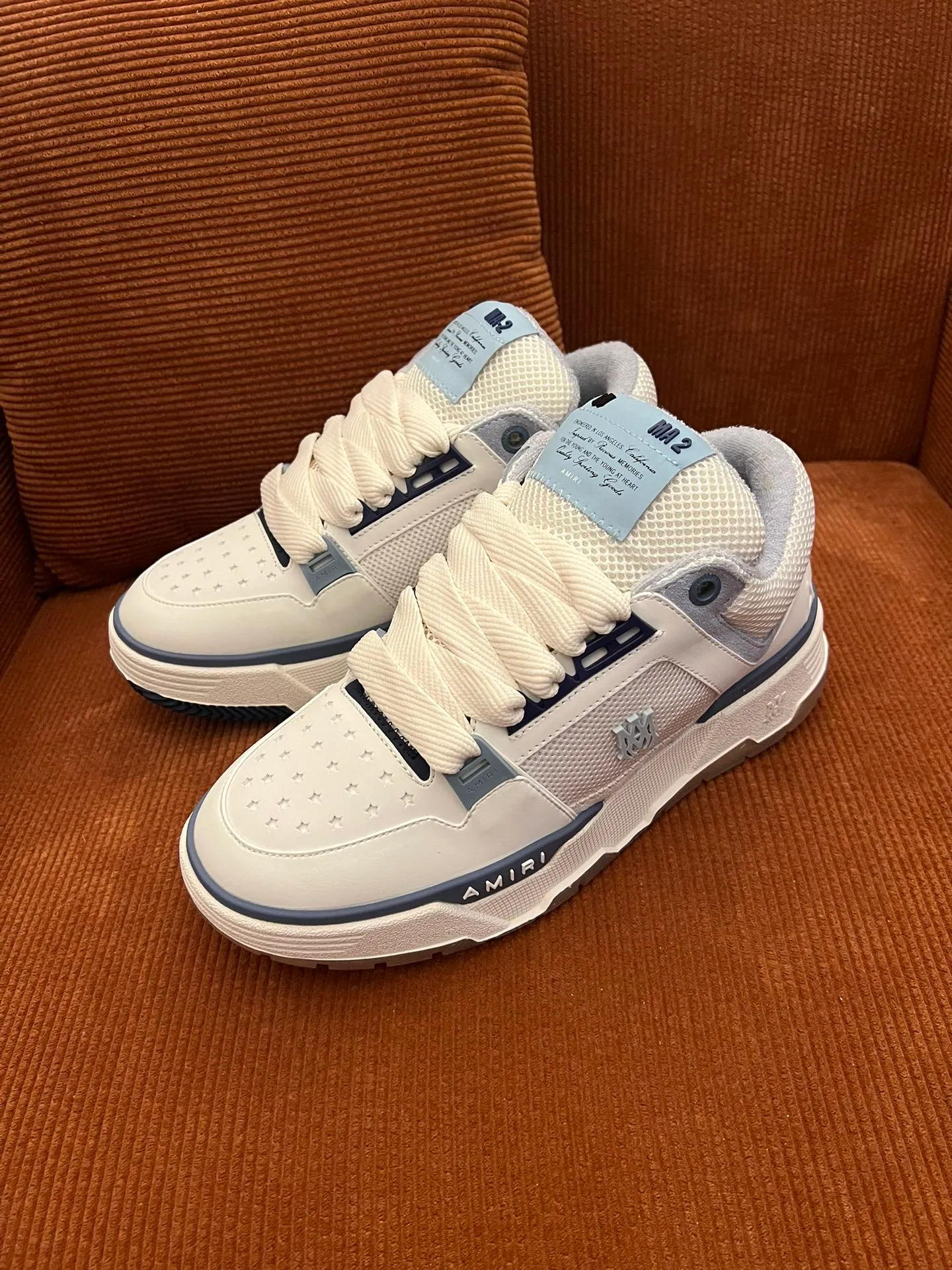 p620💰Men's shoes Amiri Emile's 2023 spring and summer new MA-1 bread shoes, couple models, casual sports shoes, sneakers Amiri gave up the rock punk style in the new season and used a large number of unsaturated colors, Morandi tones, whether you see or wear them, it will make people very happy. The large tongue of the bread shoes continues, shortens the length of the shoe body, thickens the midsole, and the toe part is more rounded. Amiri's brand letters and MA logo appear on the side of the shoe. Fabric: Original customized imported first-layer cowhide + mesh. Lining: Original customized breathable towel lining. Outsole. Foam combination material. Bottom thickness: 4CM. Size: Men's 39-45